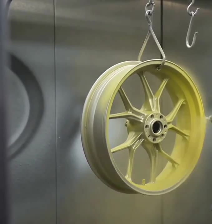 Application de peinture électrostatique sur une jante préparée